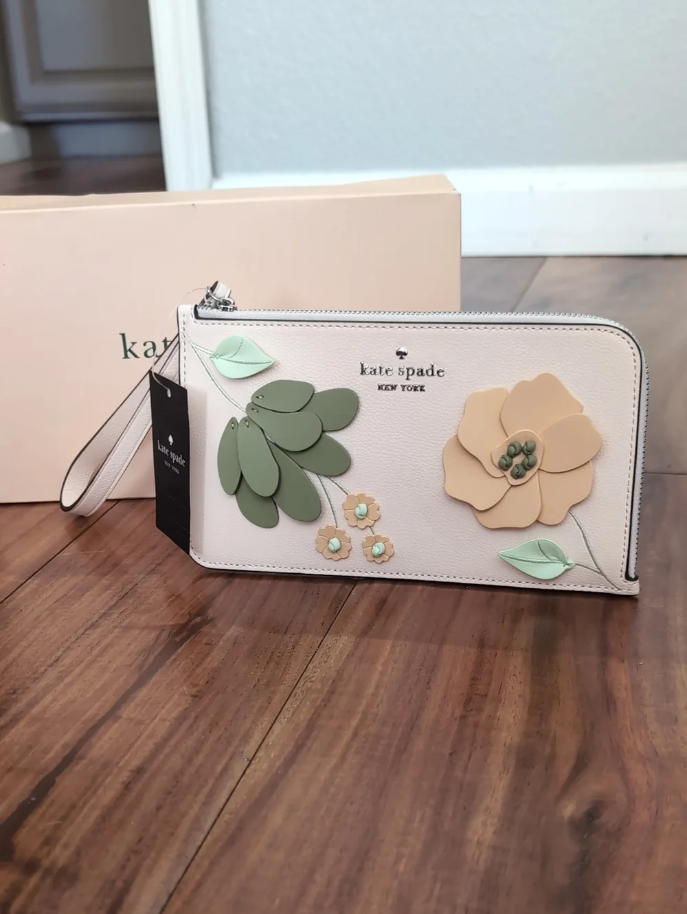 Kate Spade Lucy Floral Applique Fresh Peach Wristlet New in Gift Box ❤️